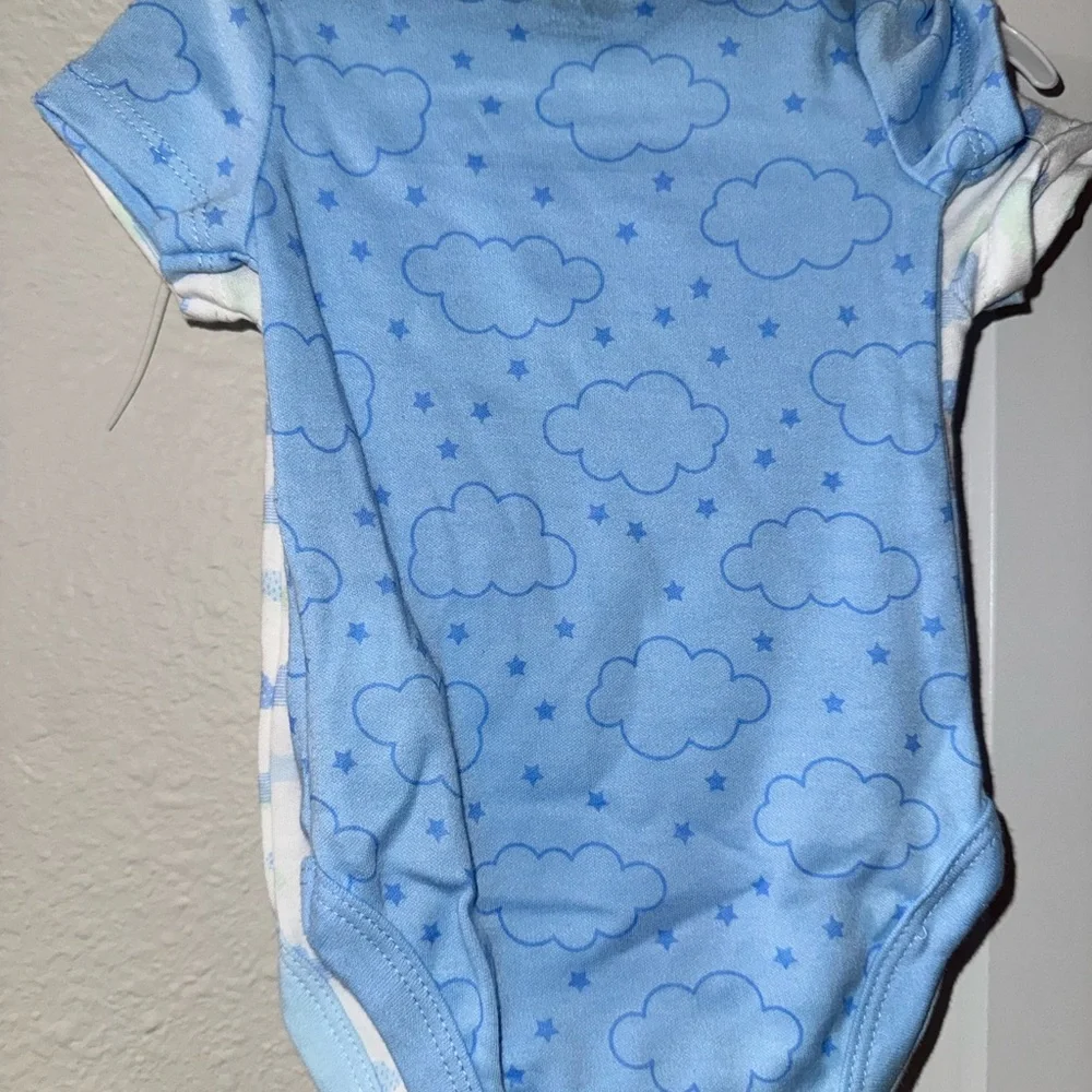 NWT BABYS 3GIFT SET Pearl Blue Car Print Baby Bib and Onesie Set